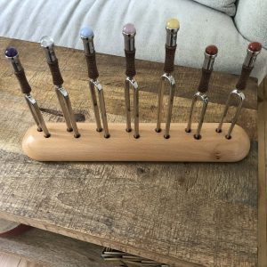 Diapasons chakras avec pierres – support bois – sonothérapie