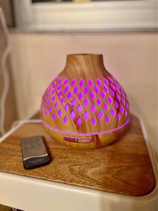 Diffuseur d’huiles essentielles effet bois – LED multicolore + télécommande