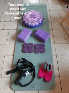 Lot complet yoga : tapis, briques, coussin de méditation, genouillères et accessoires