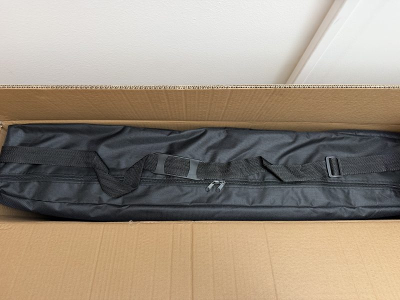 VENDUE Table de massage, housse de transport, matériel et accessoires et livre, tout est NEUF.