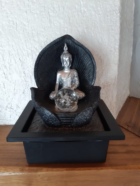 Fontaine decorative boudha avec la boule qui toune