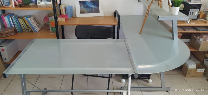 un bureau d'angle en verre trempé