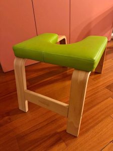Chaise de yoga inversée en bois – Excellent état