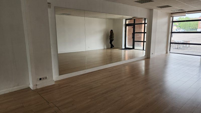 Studio avec parquet et miroir