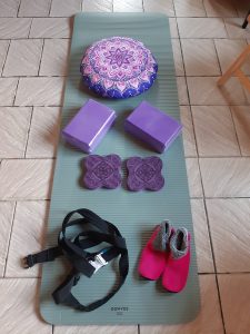Tapis, briques, genouillères, coussins, chaussons idéal pour la pratique du yoga
