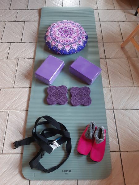 Tapis, briques, genouillères, coussins, chaussons idéal pour la pratique du yoga