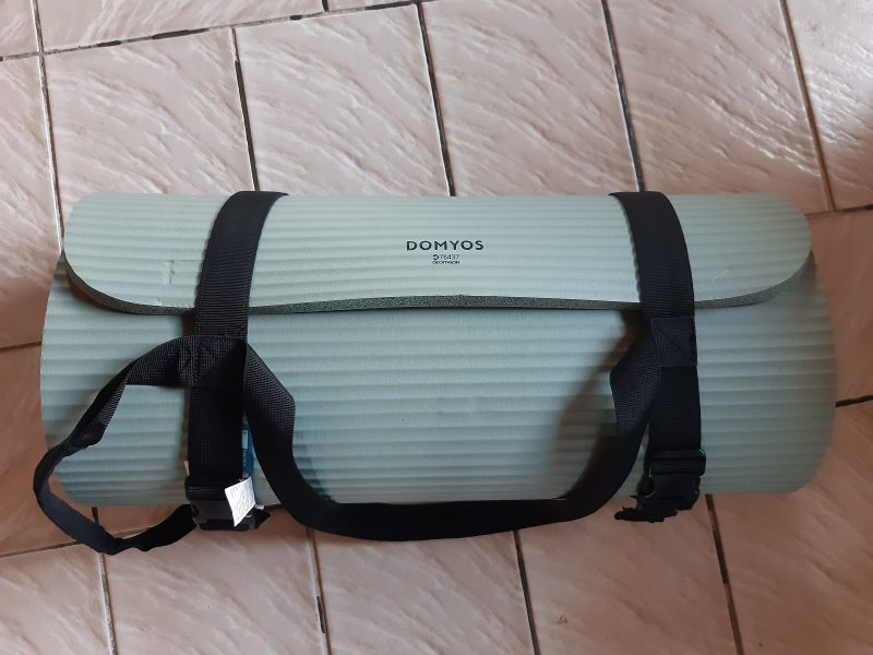 Tapis, briques, genouillères, coussins, chaussons idéal pour la pratique du yoga