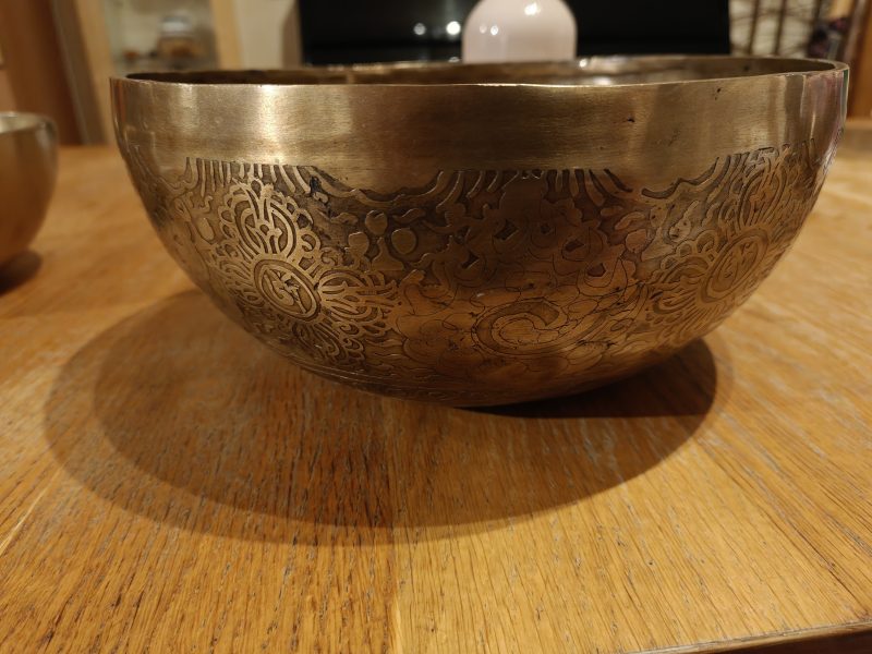 Bol tibétain entièrement gravé type ancien 1740g